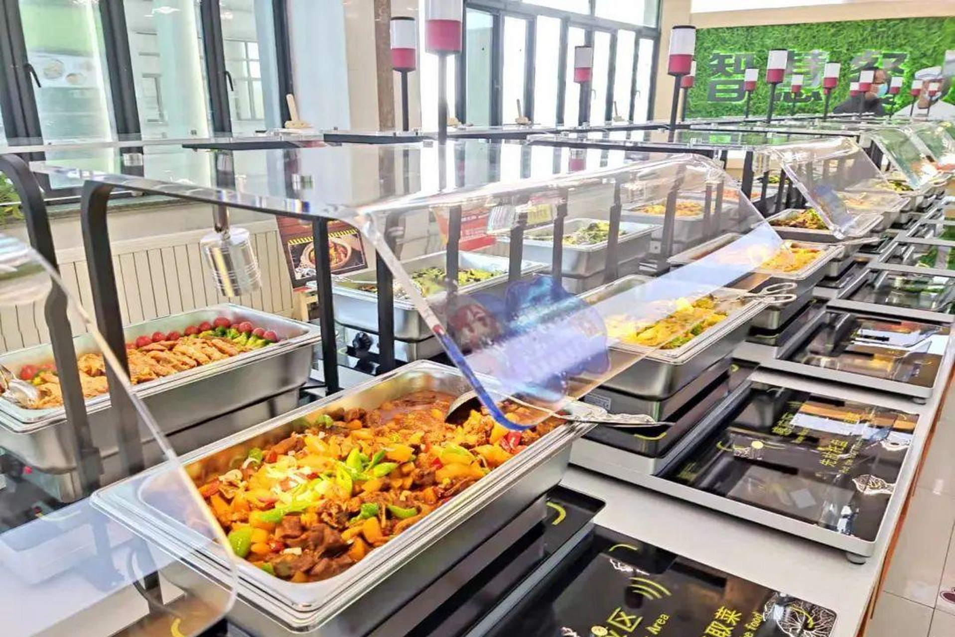 并结账……这项全程联网的"黑科技",正是许多人都在好奇的"智慧食堂"