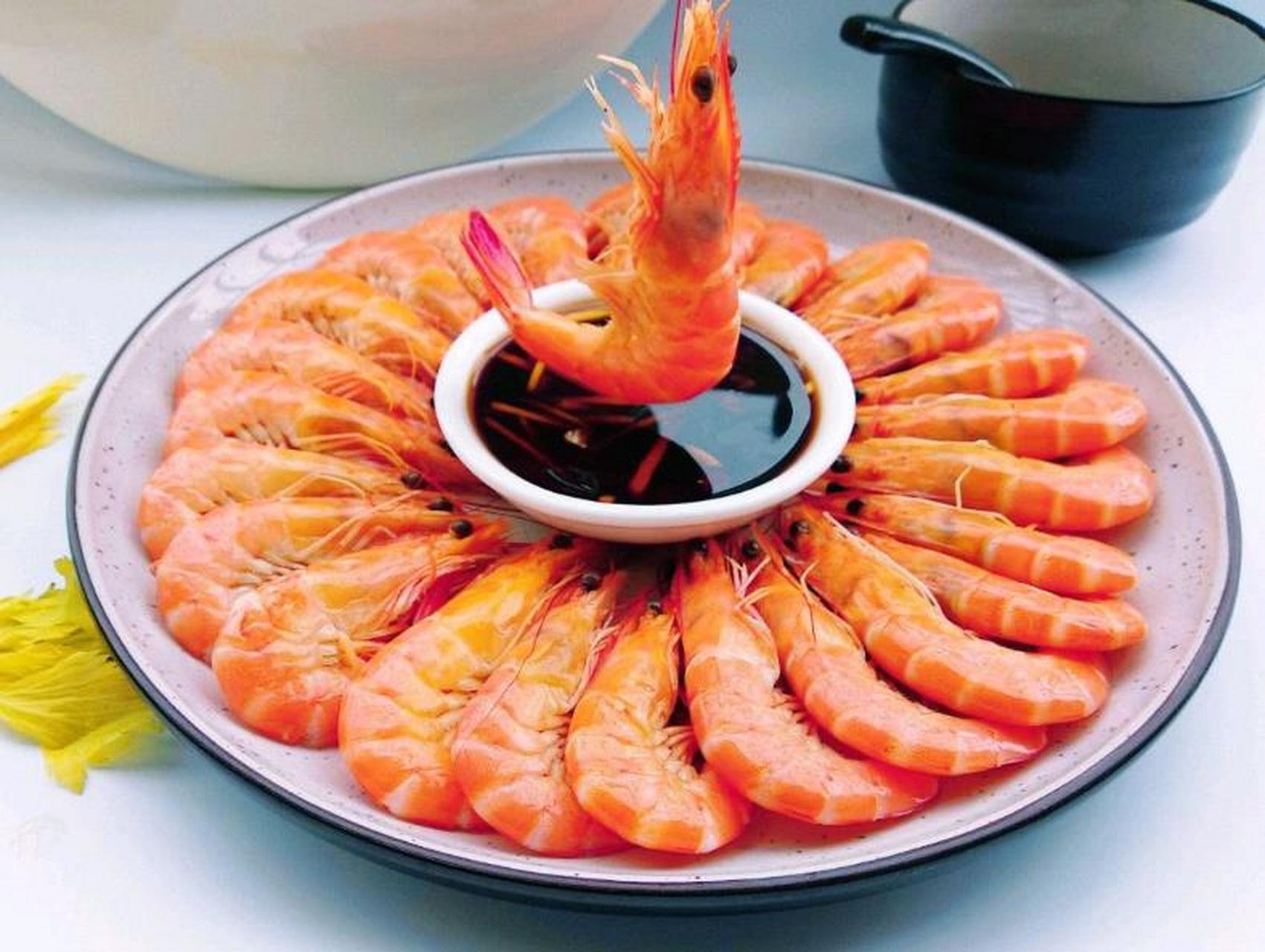 妈妈做了一盘虾,给女儿一个一个剥好. 妈妈:这个虾很贵的,快吃吧. 女