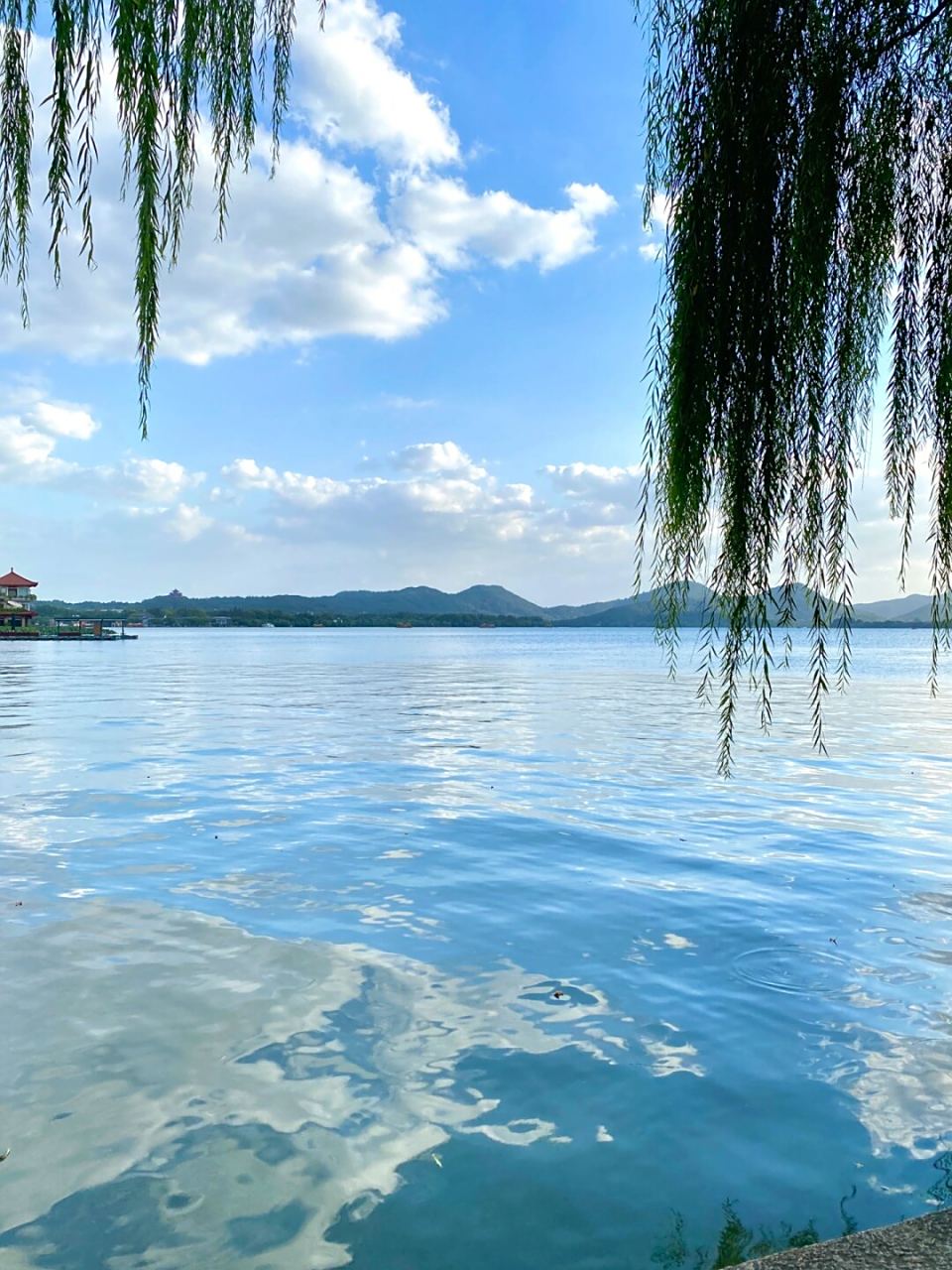 杭州西湖美景 杭州的西湖美景如画,令人心醉神迷.