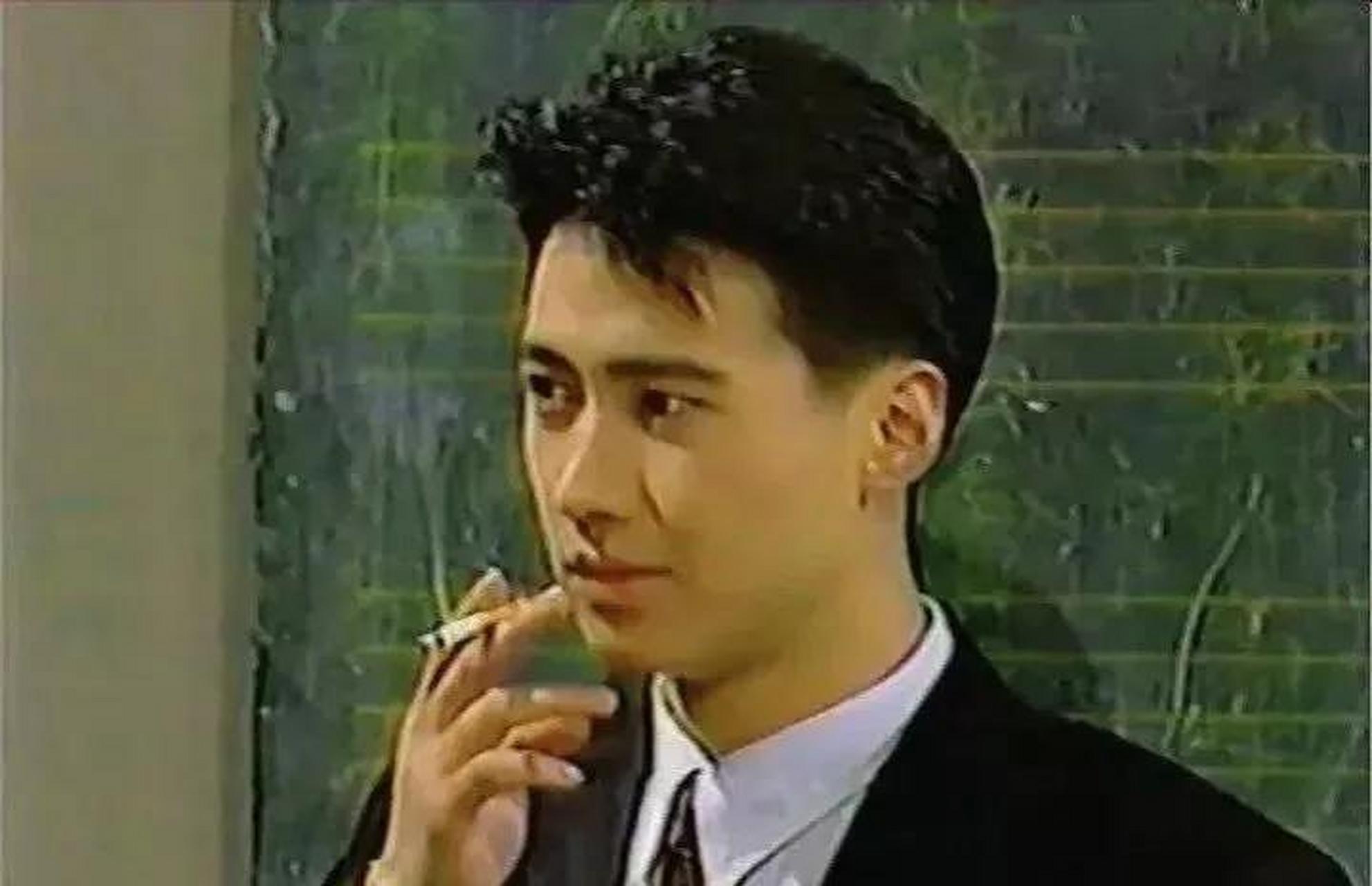 黎明leon抽烟,但很奇怪从来没看到过他公共场合抽烟的照片,都是在电影