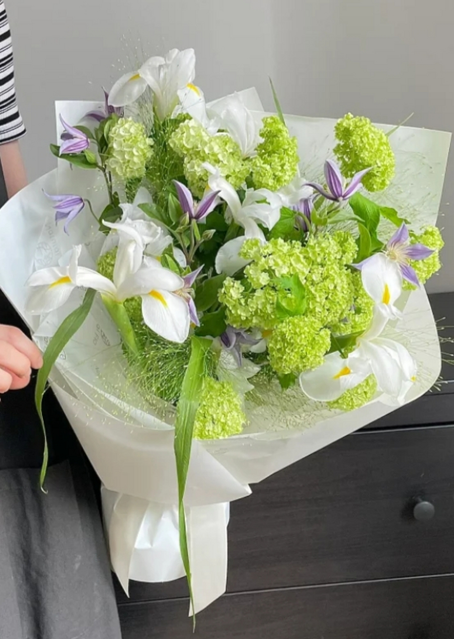 充满朝气和灵动的花束 这束绿色系花束,就像是为她量身定做的一般.