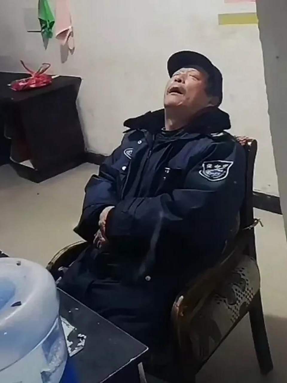 保安大爷月薪两千元,上班睡觉两不误.