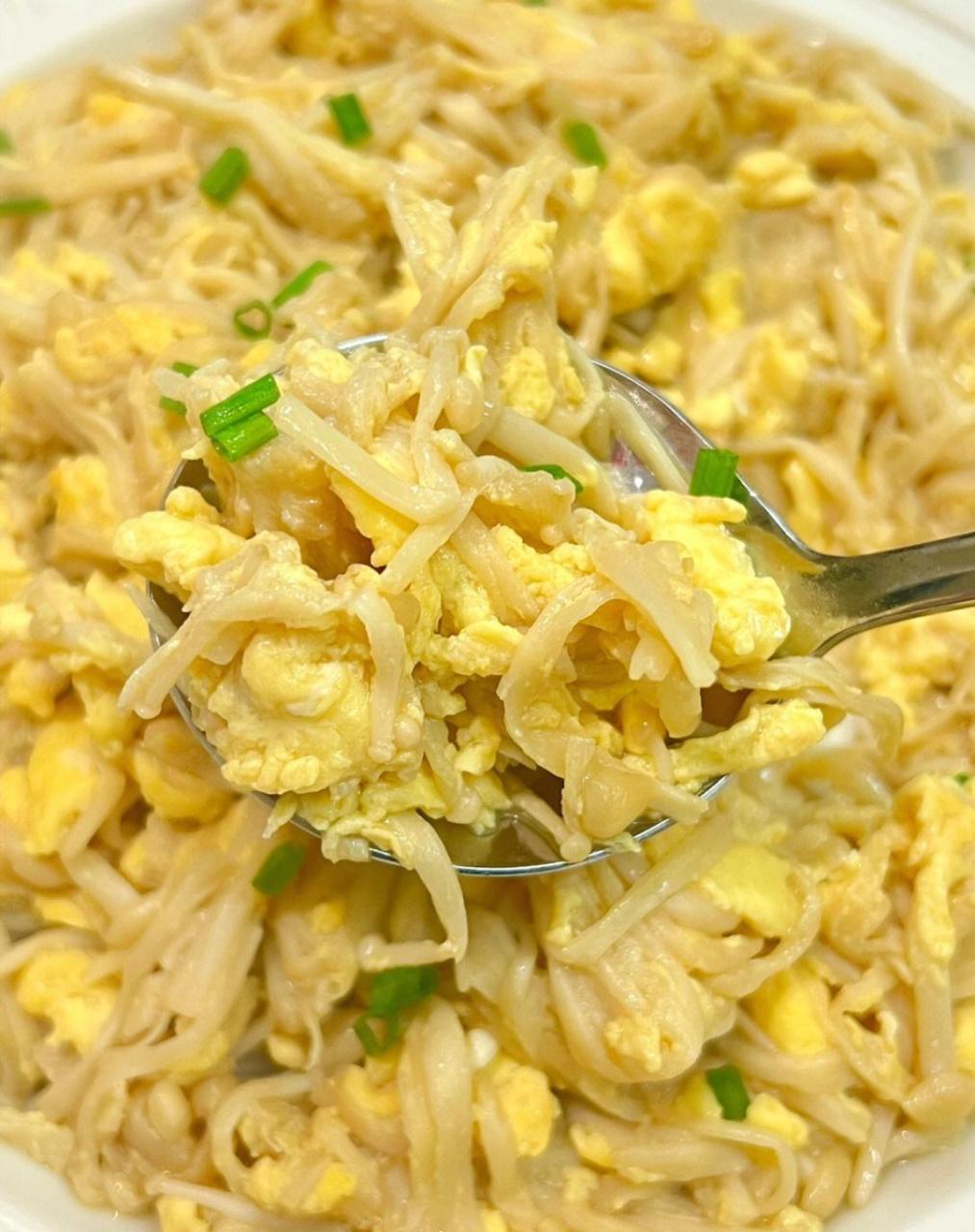 03食材: 金针菇,鸡蛋 03做法: 7815金针菇洗干净切段,鸡蛋液