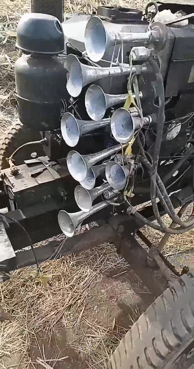 人才都藏在民间,拖拉机的喇叭改成这样,把半挂车放眼里了吗