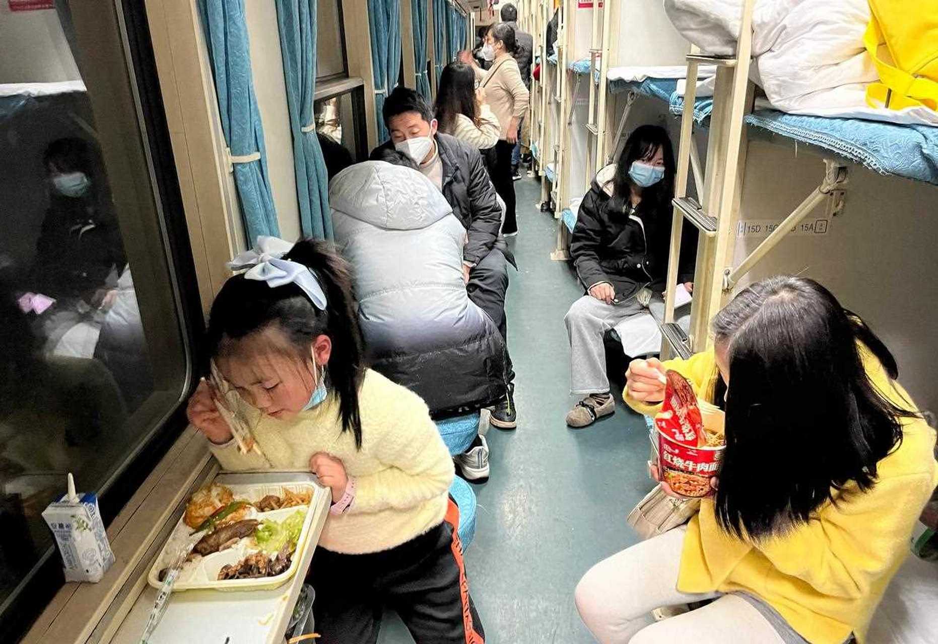 事实证明,在火车上戴口罩,好像真的是浪费钱呢!