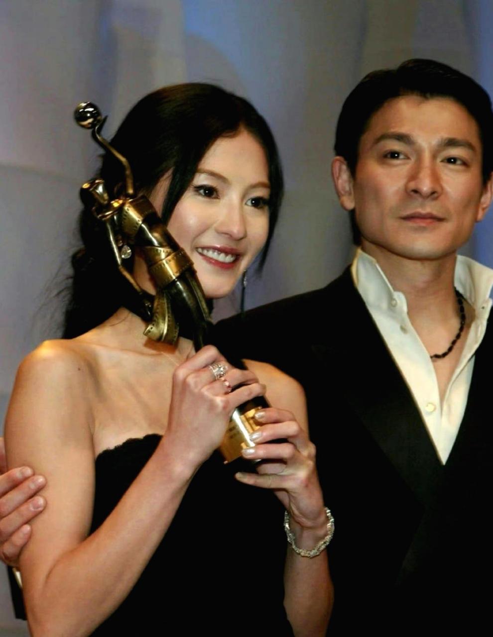 60后的刘德华和80后的张柏芝站在一起,一点不显年龄差距,两个人颜值