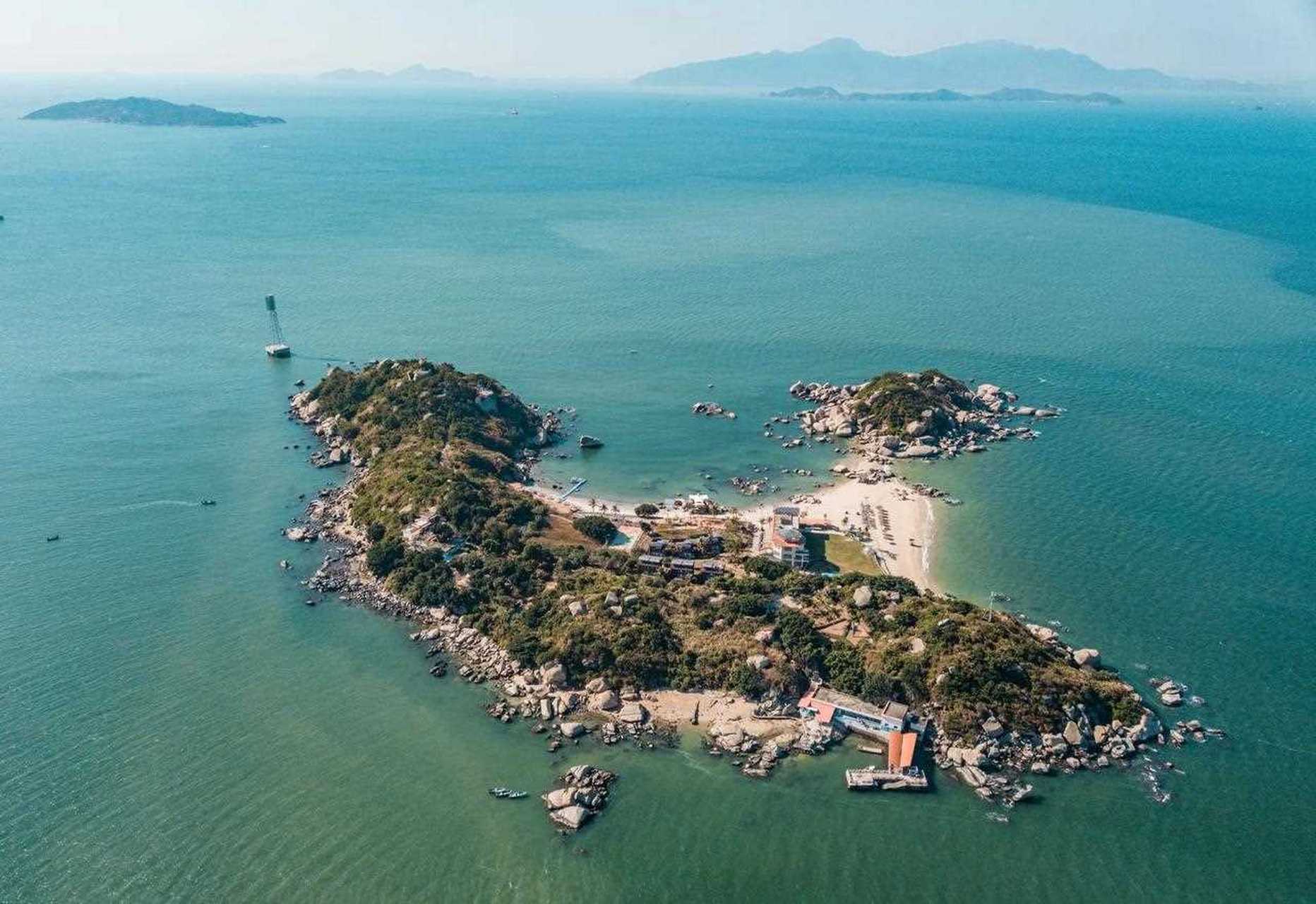 这个岛就是惠州的三角洲岛,岛上有一家民宿,就在沙滩边上.