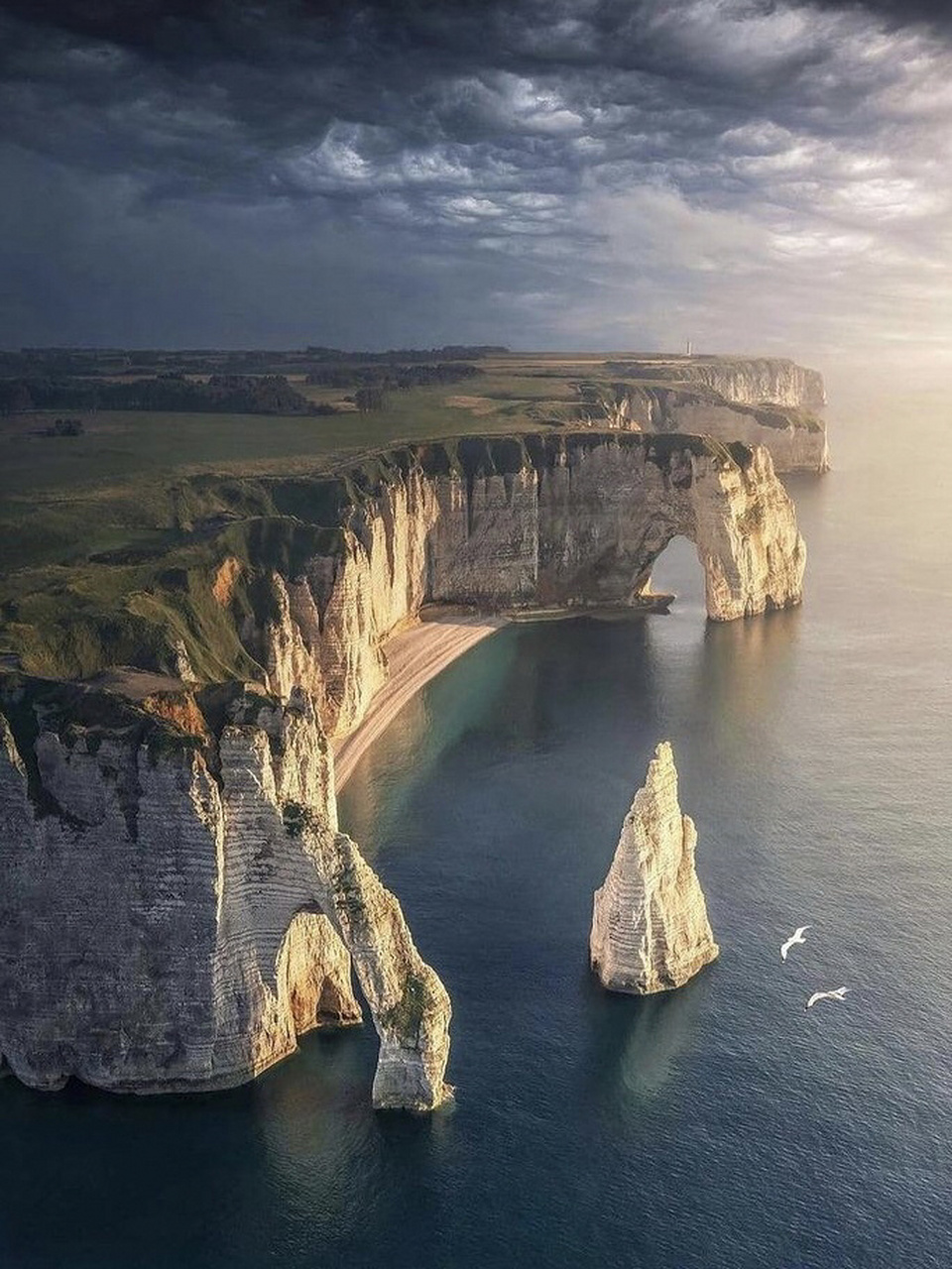 象鼻山 (etretat)是法国西北部的一座海滨小镇,位于法国西北部诺曼底
