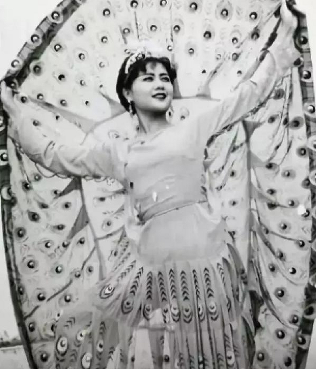 赌王四太梁安琪年轻时多美?说出来你或许不信,但老照片不会说谎