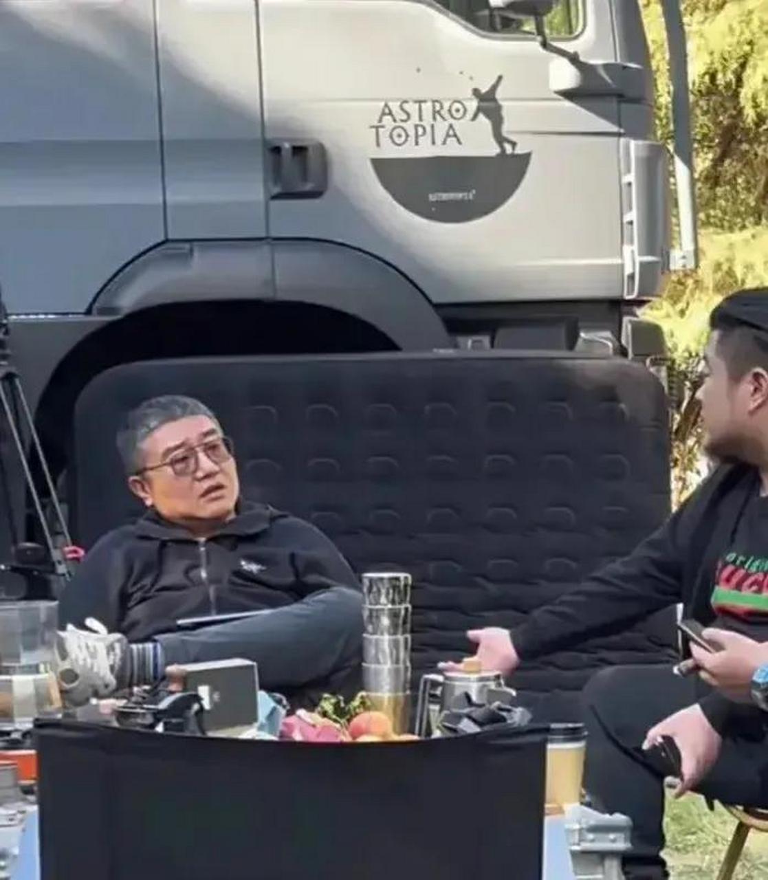 近日,京东ceo徐雷宣布即将退休,随后一张徐总和朋友野外交谈的照片被