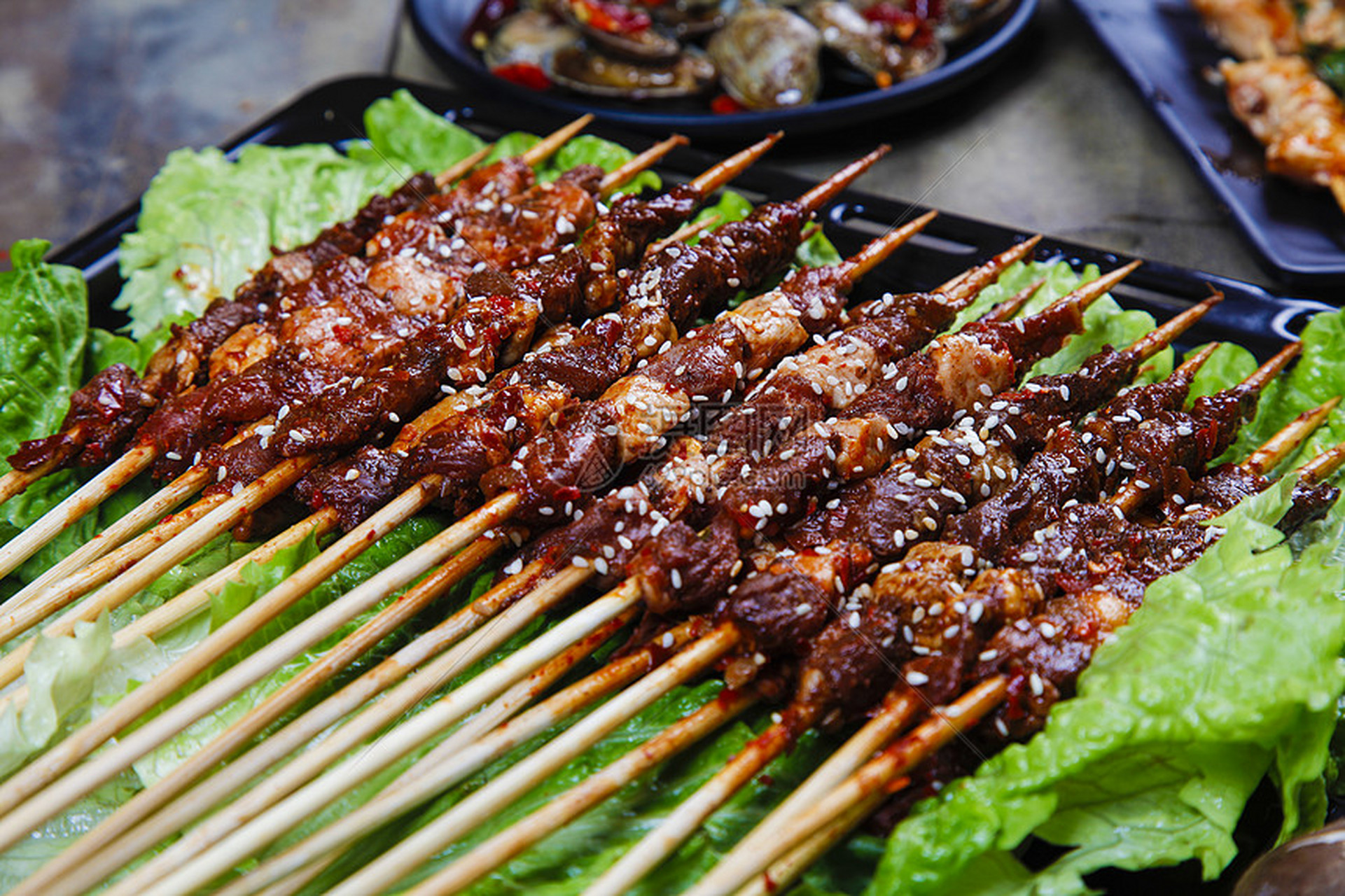 新疆羊肉串是一种传统的烧烤食品,源自于中国新疆地区