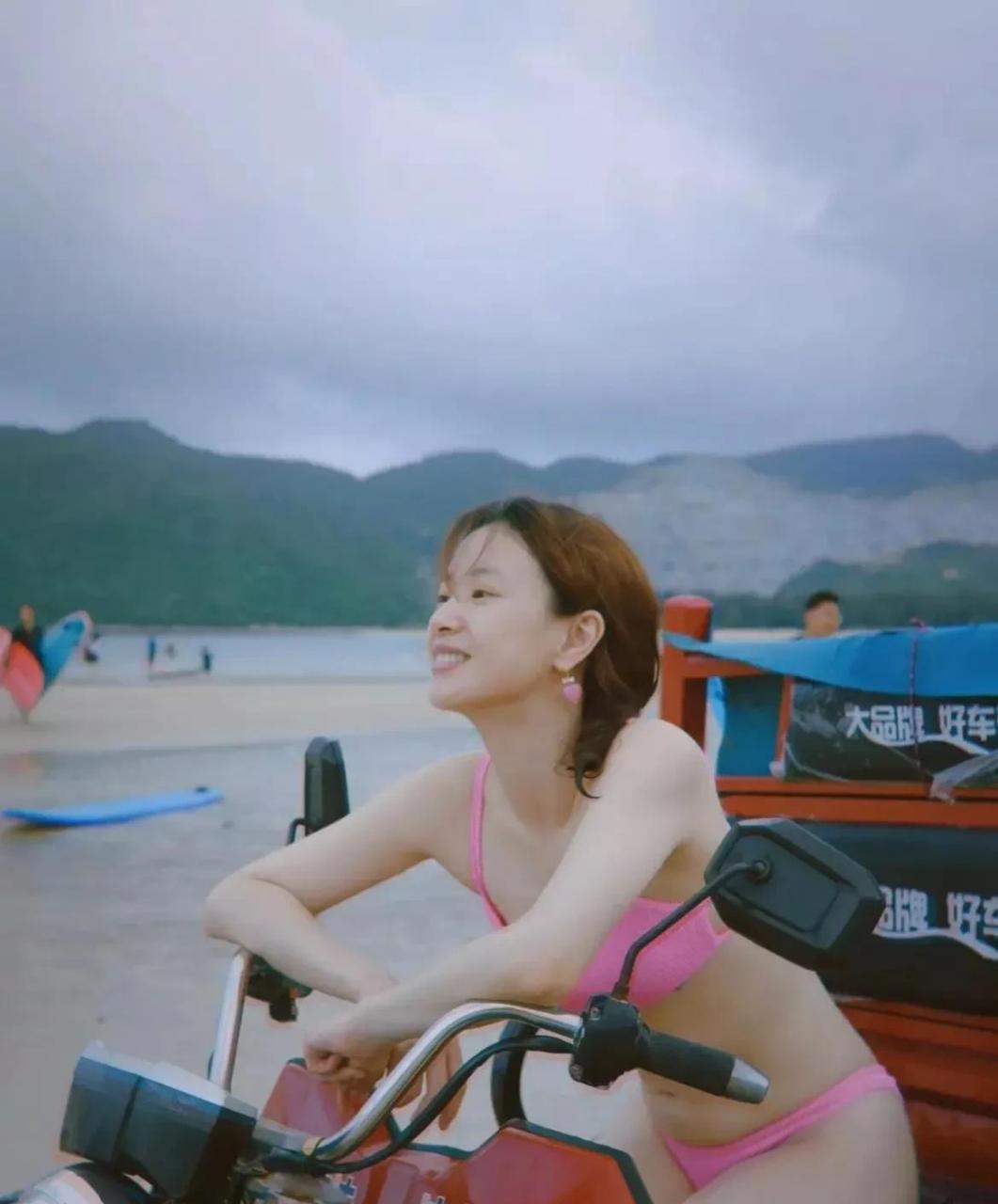 gif创作人# 李梦穿比基尼骑三轮车,她穿着粉色的泳装,歪头比耶拍照