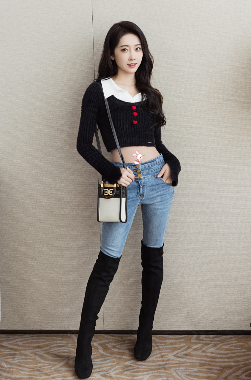 明星# #明星穿搭#  分享一组宣璐日常穿搭,黑色短款上衣搭配蓝色牛 
