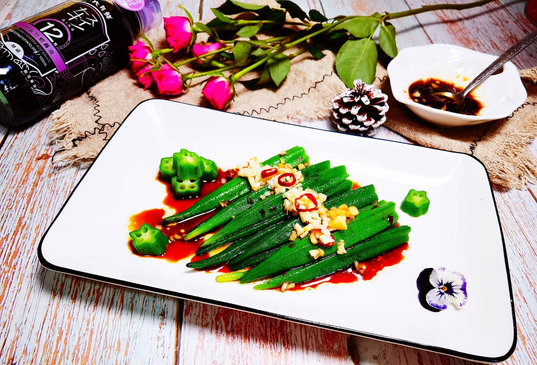 白灼秋葵的用料 秋葵:6个 蒜头:2瓣 六月鲜12克轻盐特级牡蛎酱油