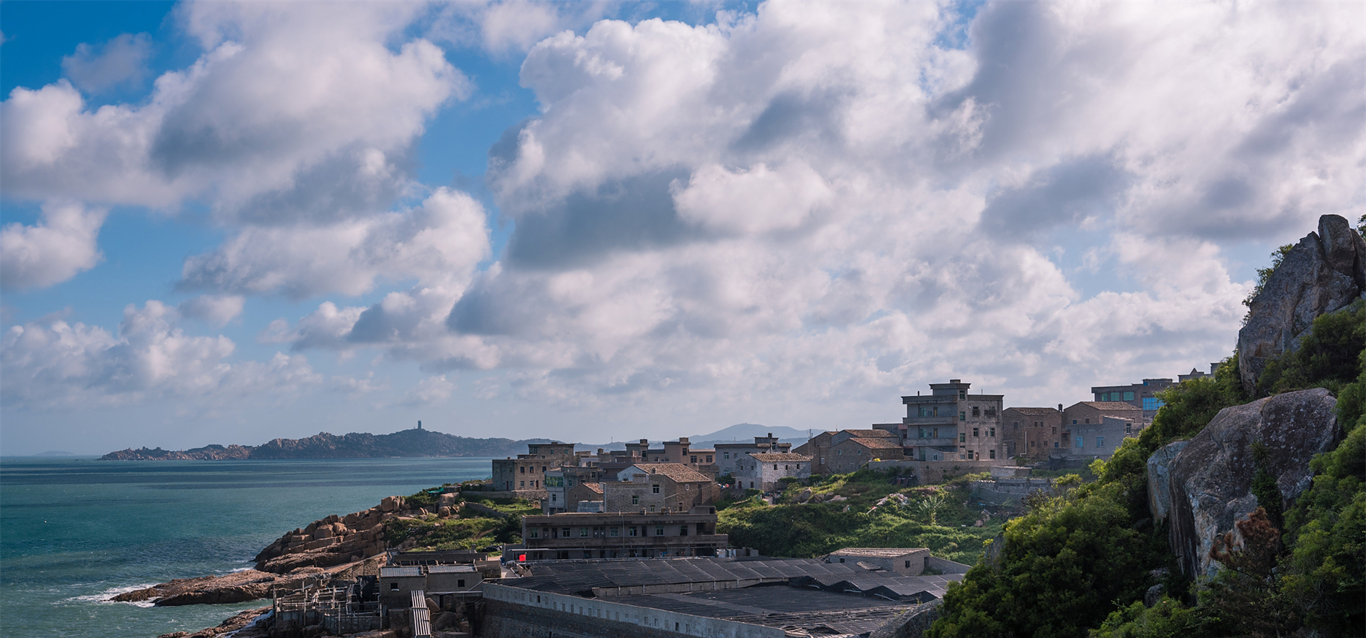龙凤头海滨浴场位于福建平潭岛东部海坛湾,因传说中的龙公子和凤仙子
