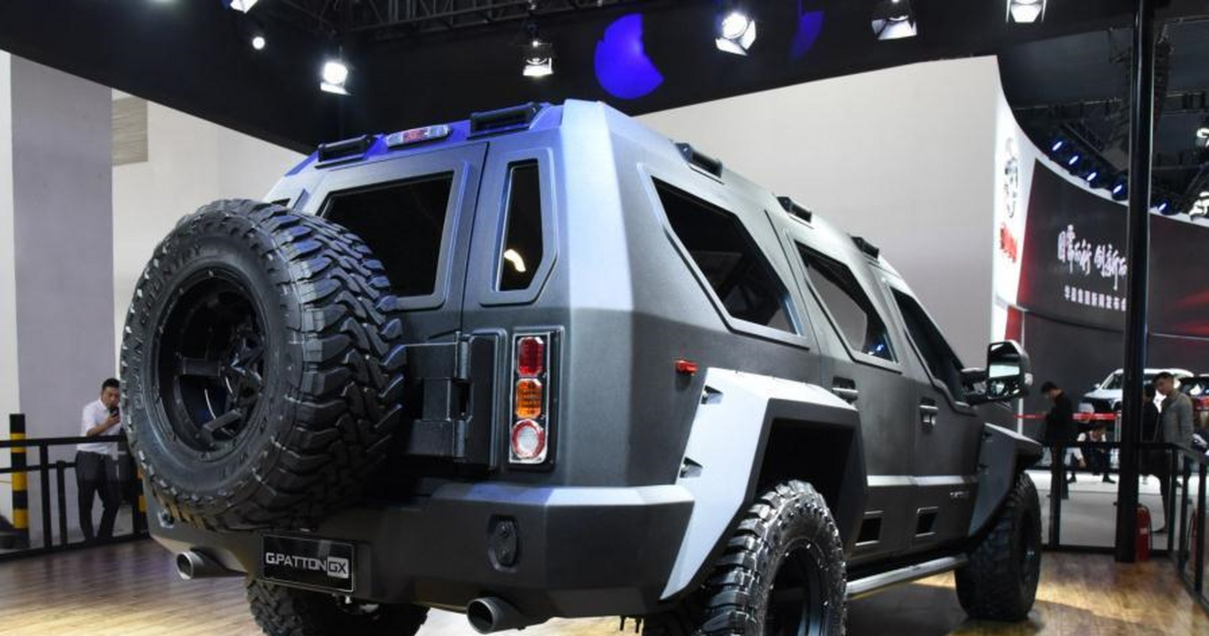 乔治巴顿越野战车,整体外观设计已经不能说是霸气了是威严十足.