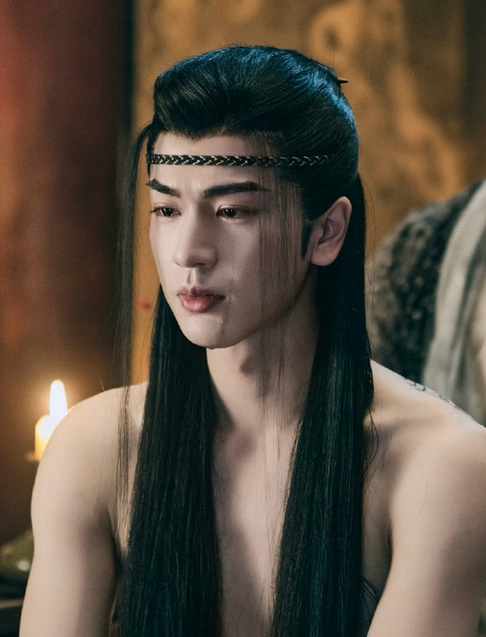 照片中,张凌赫身着华丽的古装服饰,优雅而神秘.