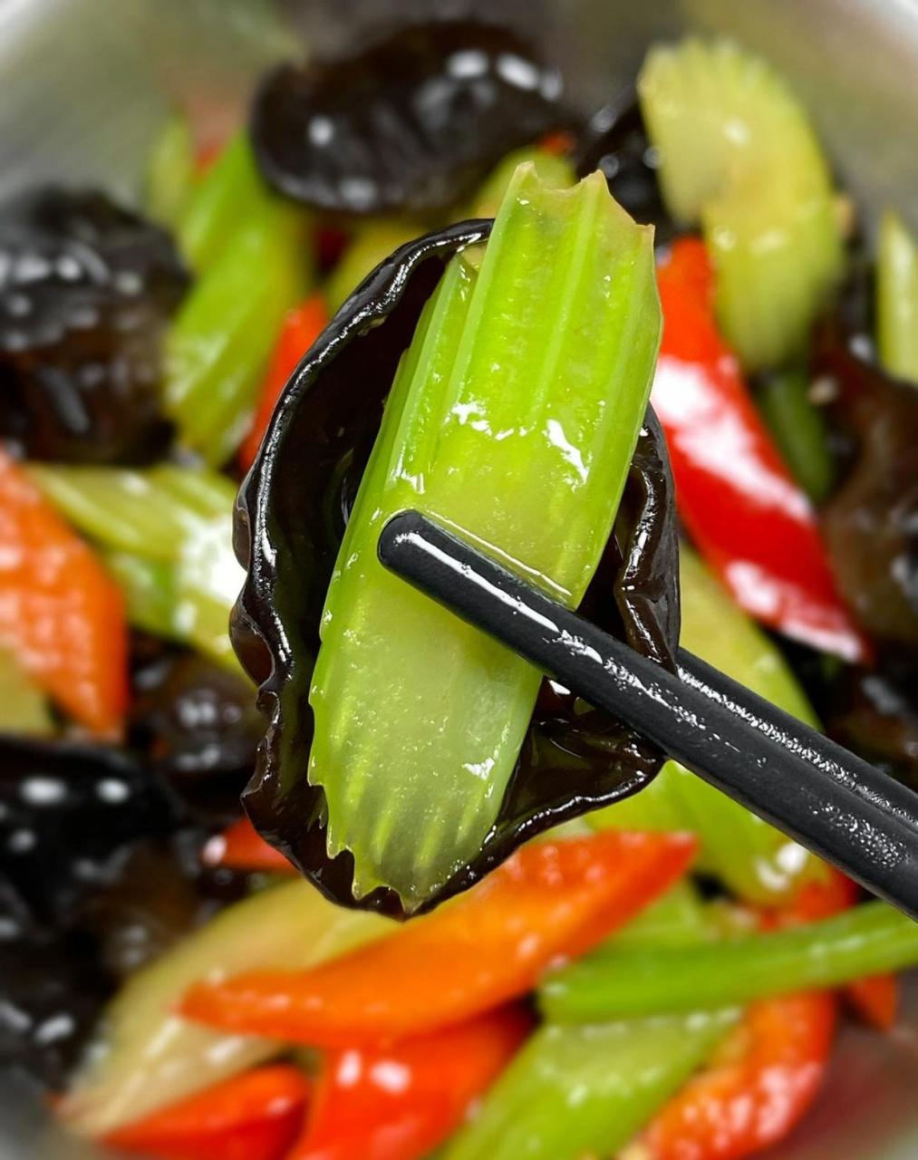 今天吃清爽西芹炒木耳 清甜爽口的芹菜搭配脆嫩的木耳,简单的做法做