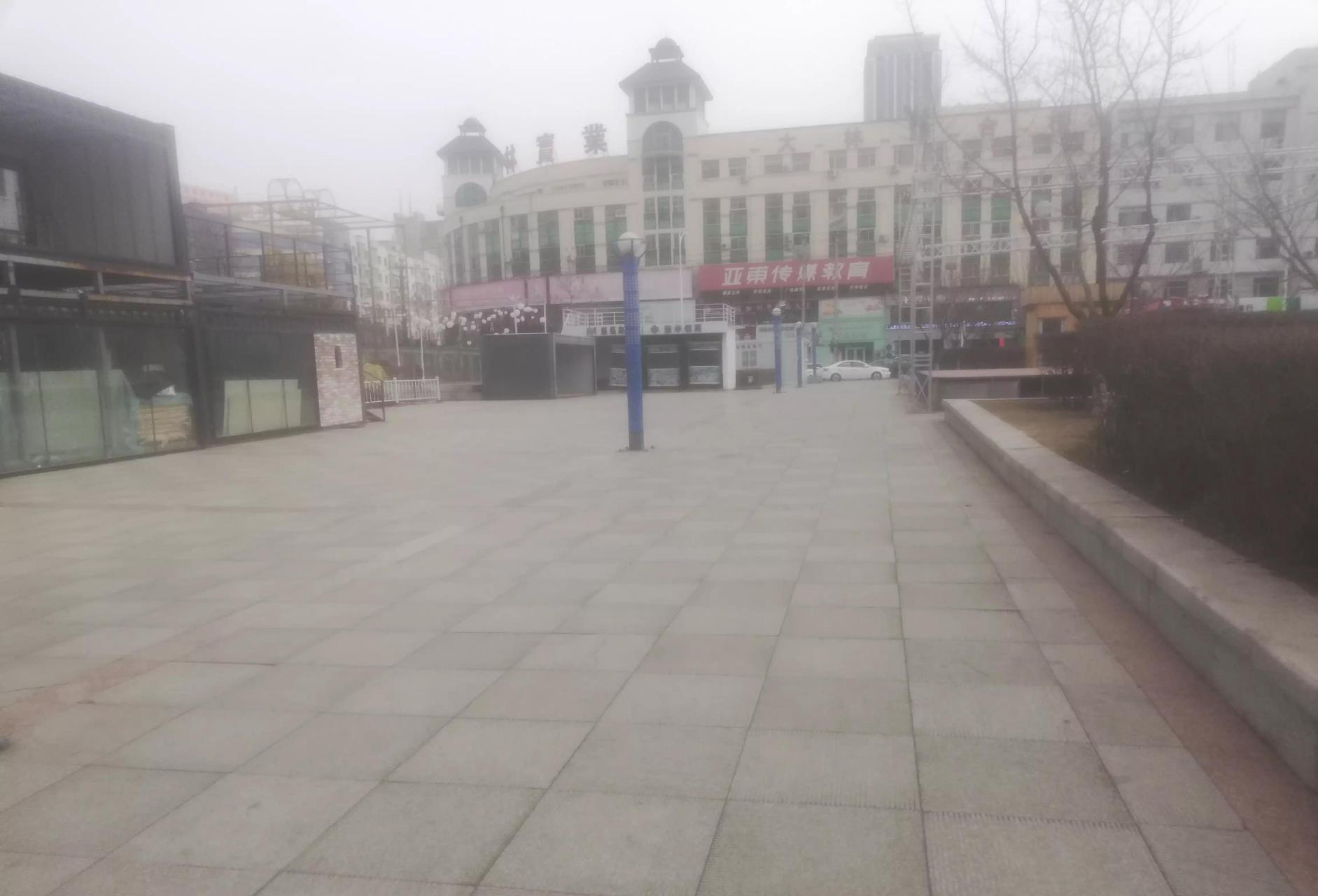 大东门地下商场,位于吉林市船营区解放中路附属医院对面,这里位于繁华