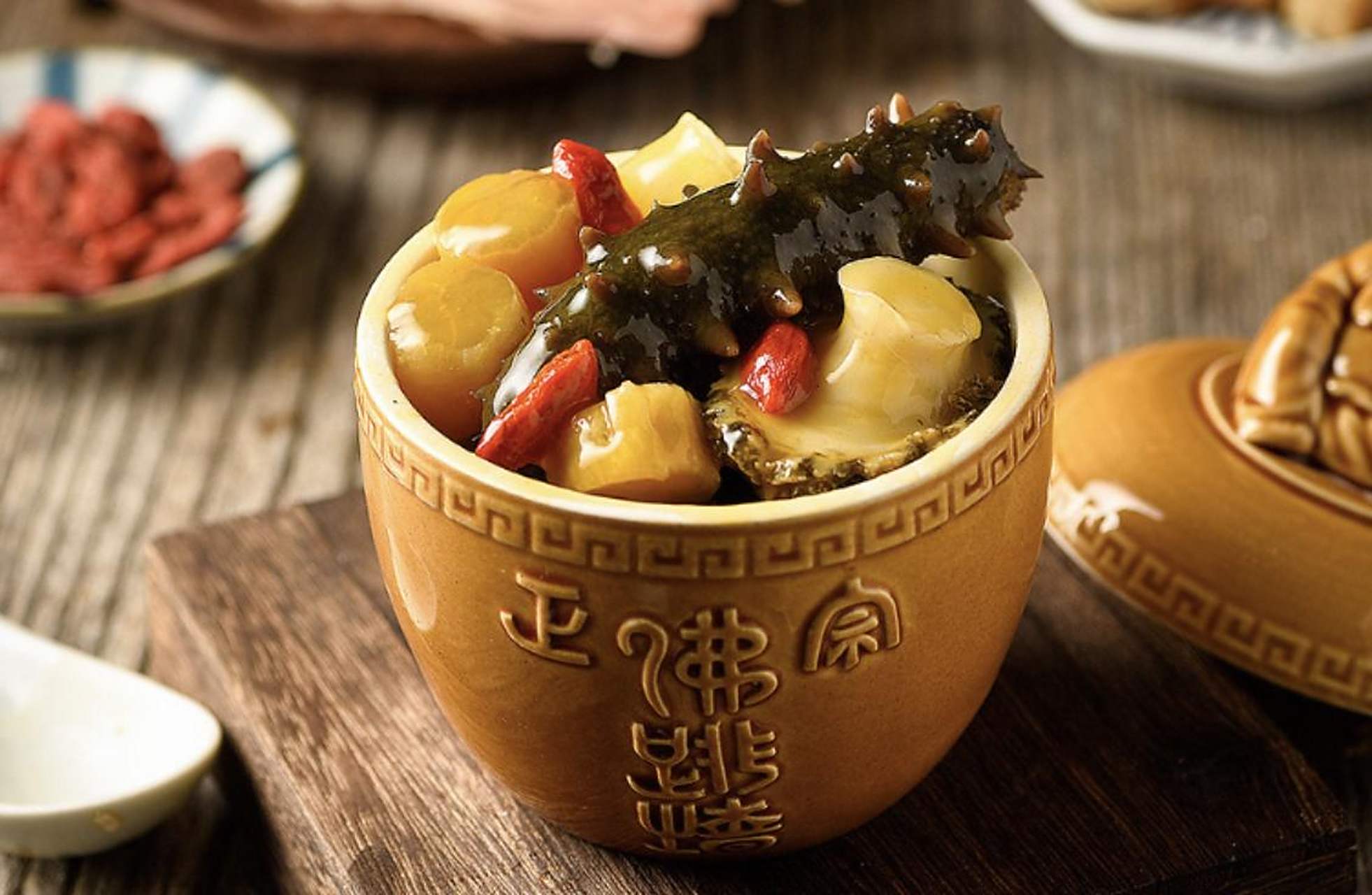 佛跳墙可以说不仅是最出名的福建美食,也是最出名的中国美食之一.