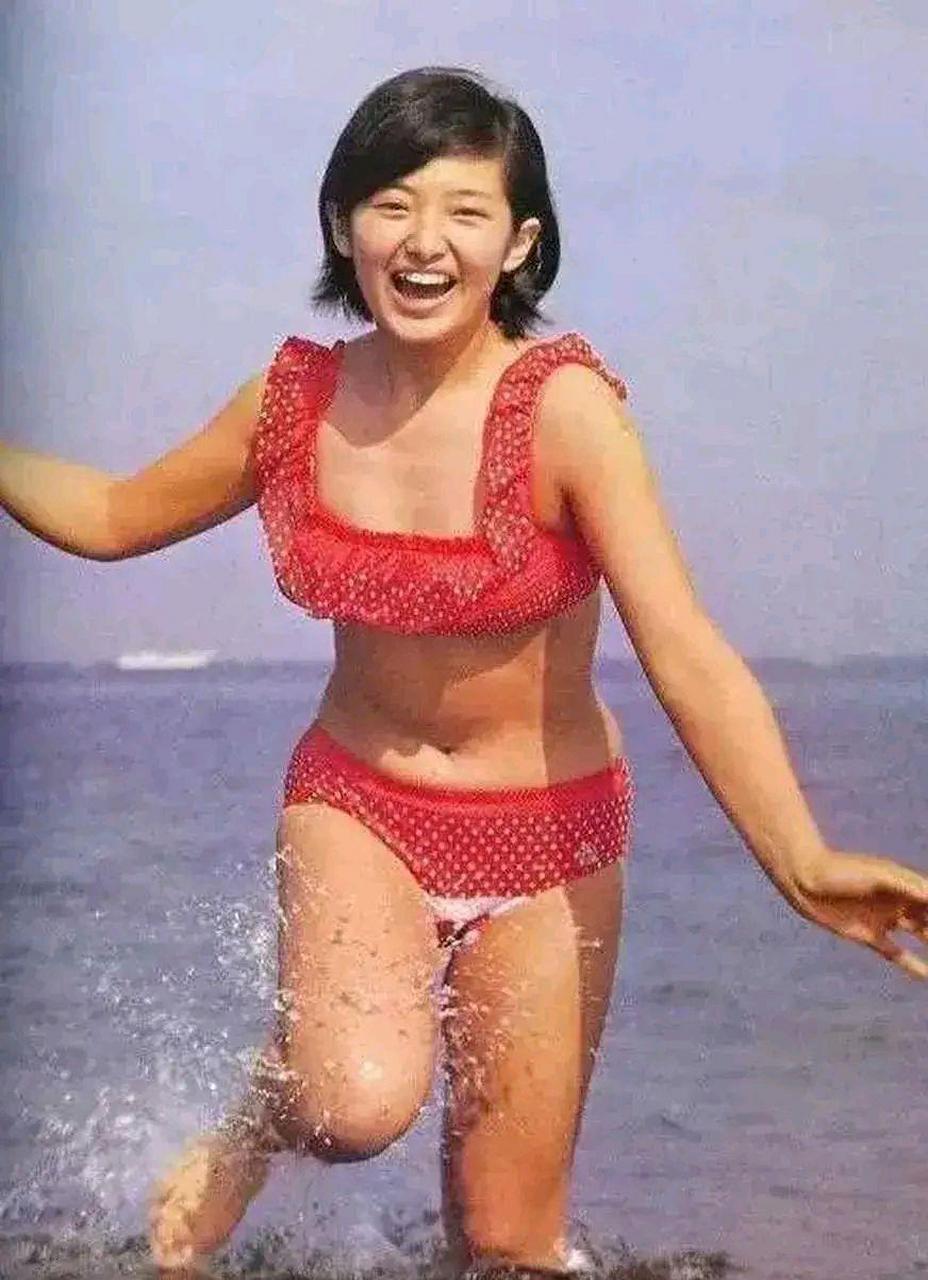1981年,山口百惠在海边游泳时的照片!