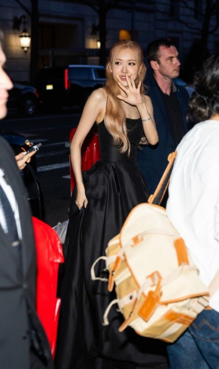 朴彩英黑色吊带裙造型, 特别特别美