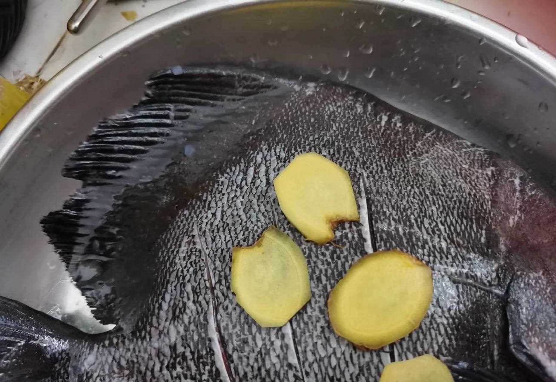 这种鱼还是第一次见到,周色黑色,不知为什么叫燕子鲳,看外形也不像