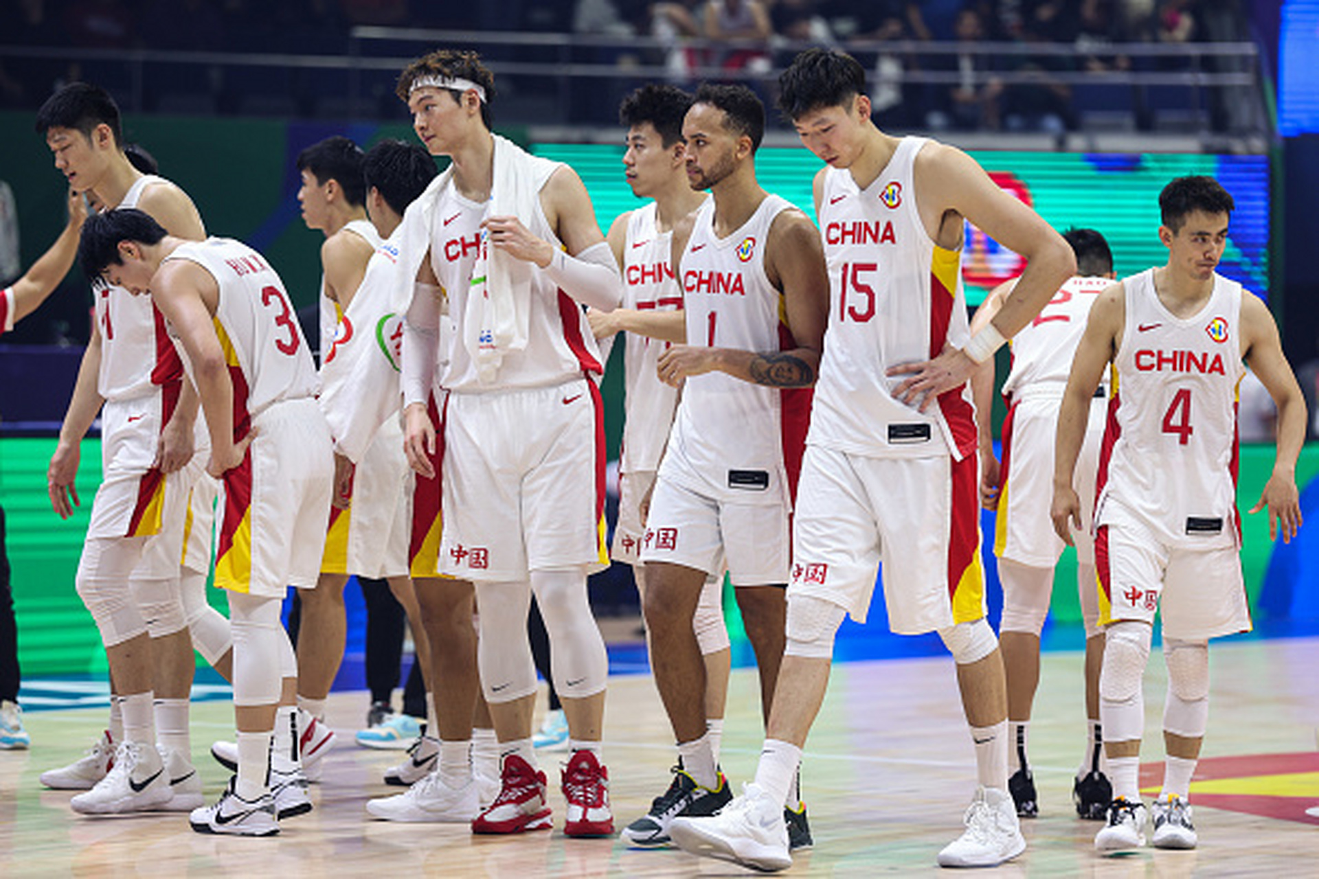 卸任,乔帅也可以拍屁股走人,这两个职位永远不缺人,缺的是男篮队员,高