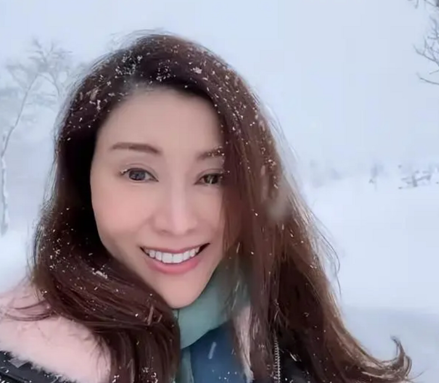 52岁李嘉欣素颜雪地自拍