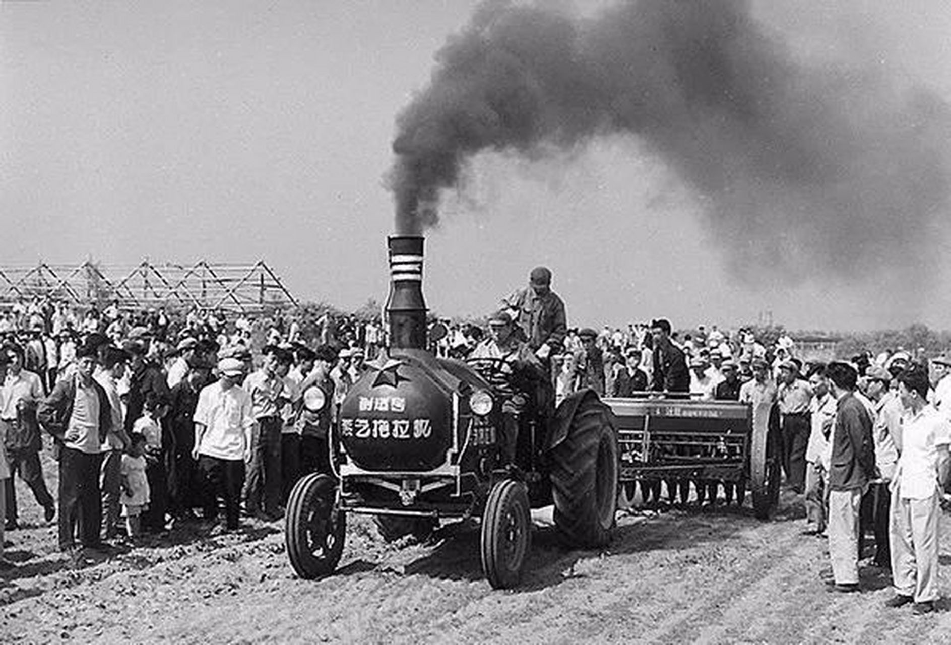 1958年6月,沈阳农业机械厂研制成功18马力"创造号"蒸汽拖拉机,这台