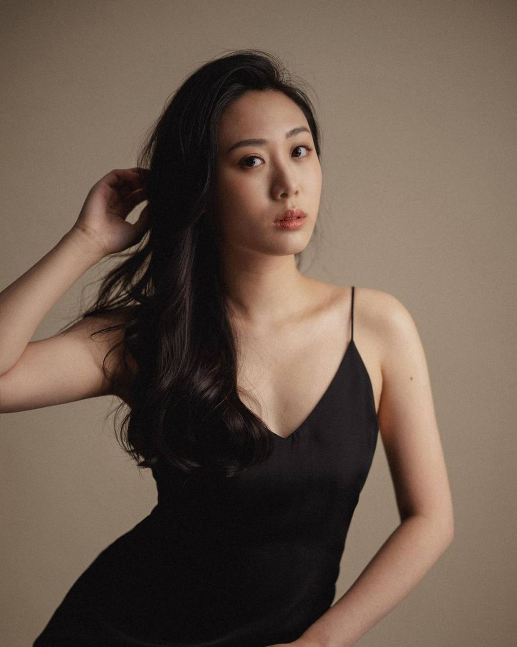 如今,57岁的她依然保持着苗条的身姿,被网友称为不老女神.