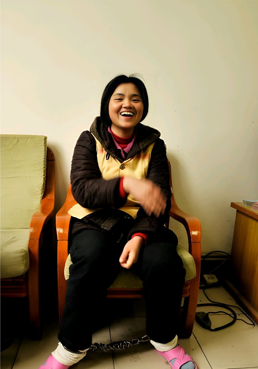 这是死刑犯杨菊芬在2011年接受记者采访是的场景,谈及过往时她一直面