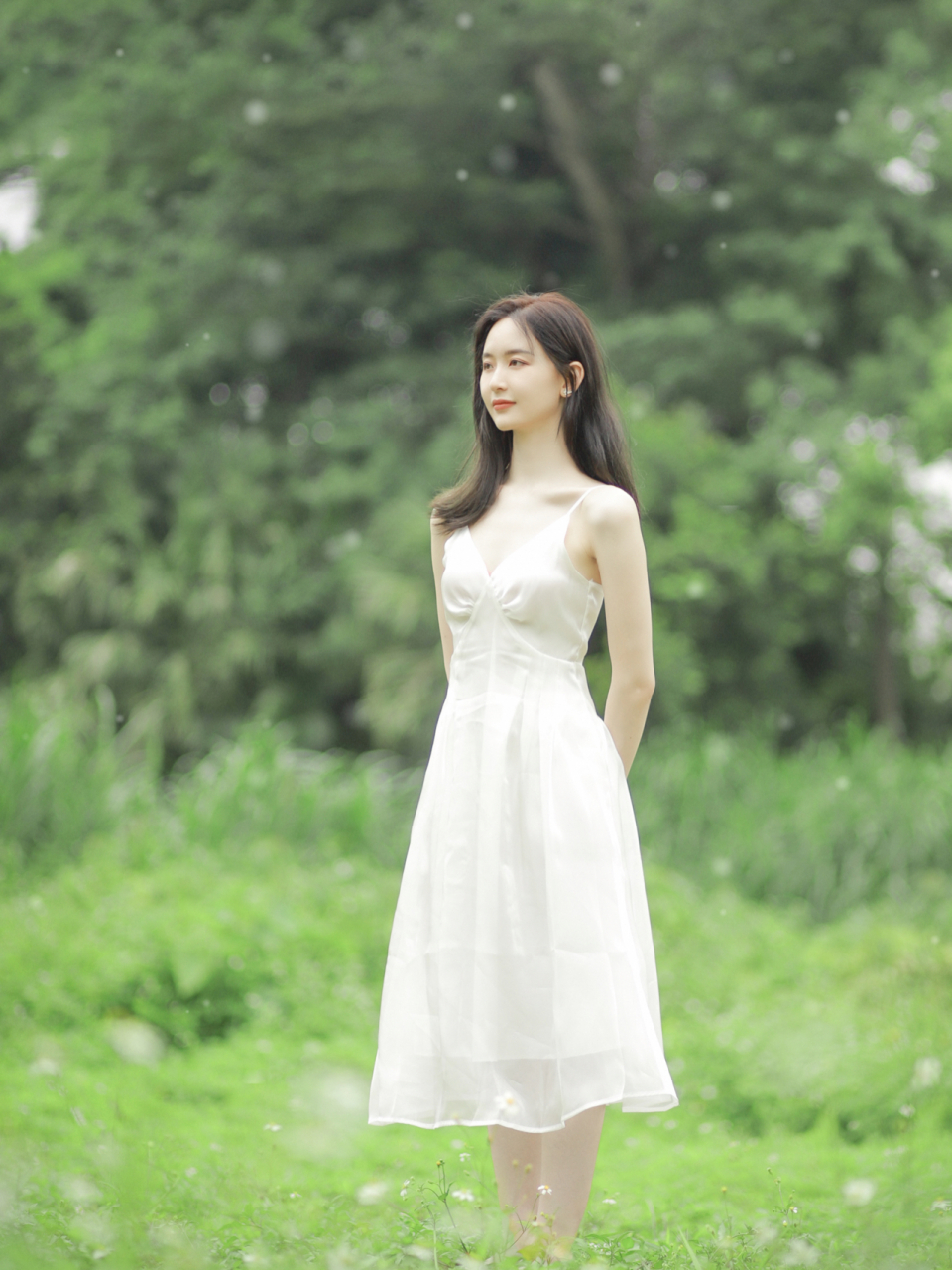 分享一波草地拍照姿势 背着手站直 转头看旁边 只要不面对摄像头我们