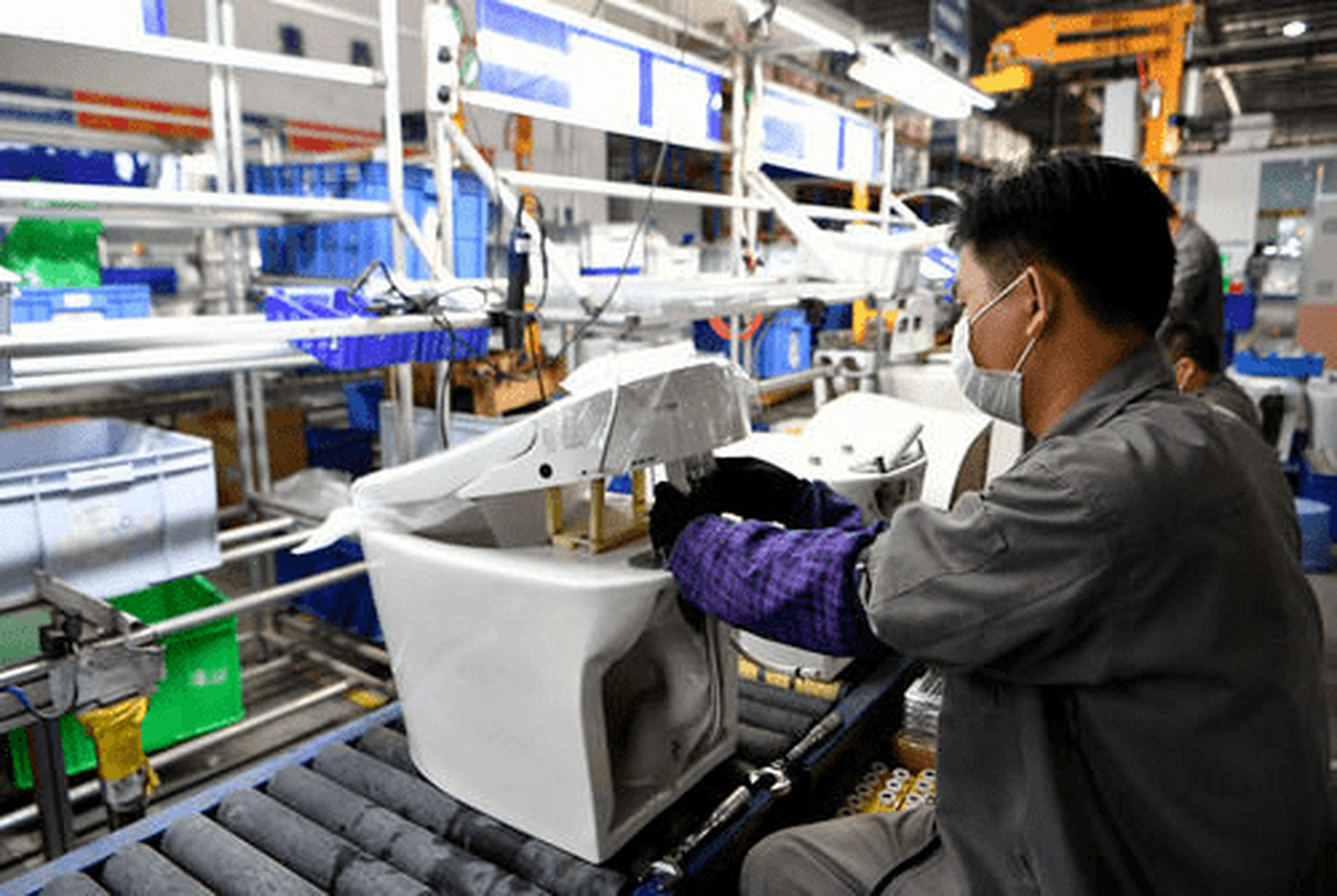 走进福建省纺织龙头企业恒申集团的生产车间,机器人来回穿梭,鲜少见到