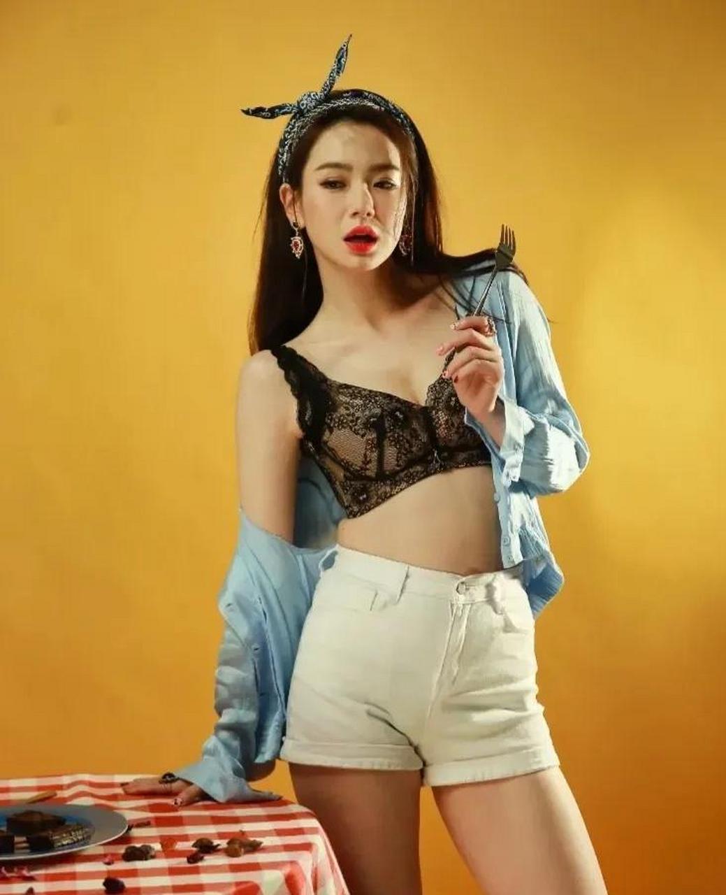 戚薇内衣秀好肉肉啊