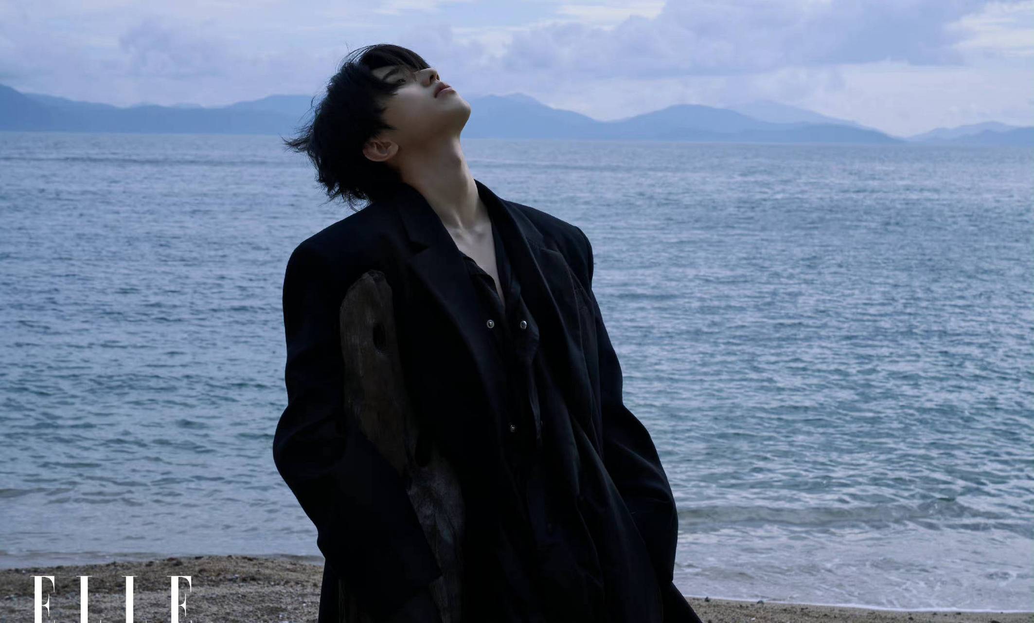 蔡徐坤# 海边氛围感大片曝光 全黑look神秘感满满