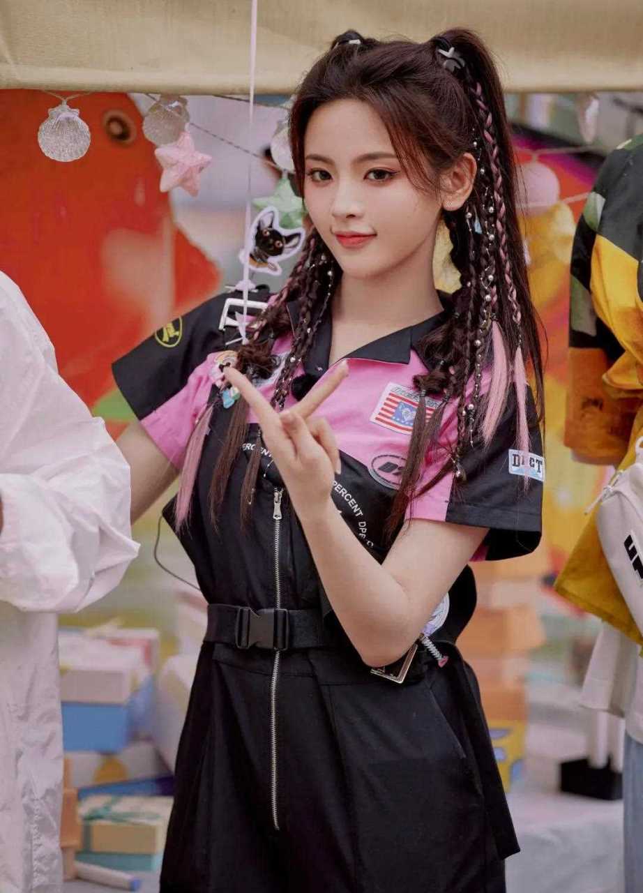 杨超越近日录制《登录圆鱼洲》的造型三则,鹅黄色超短上衣 黑色百褶裙