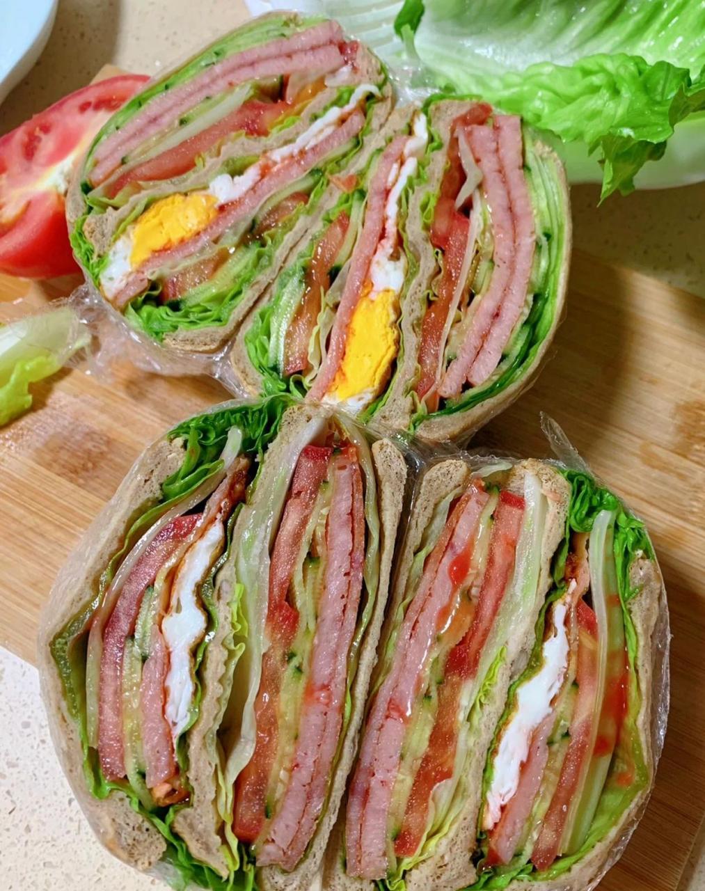 早餐三明治的做法 满满当当的蔬菜与午餐肉鸡蛋 菜洗一洗切一切 午餐