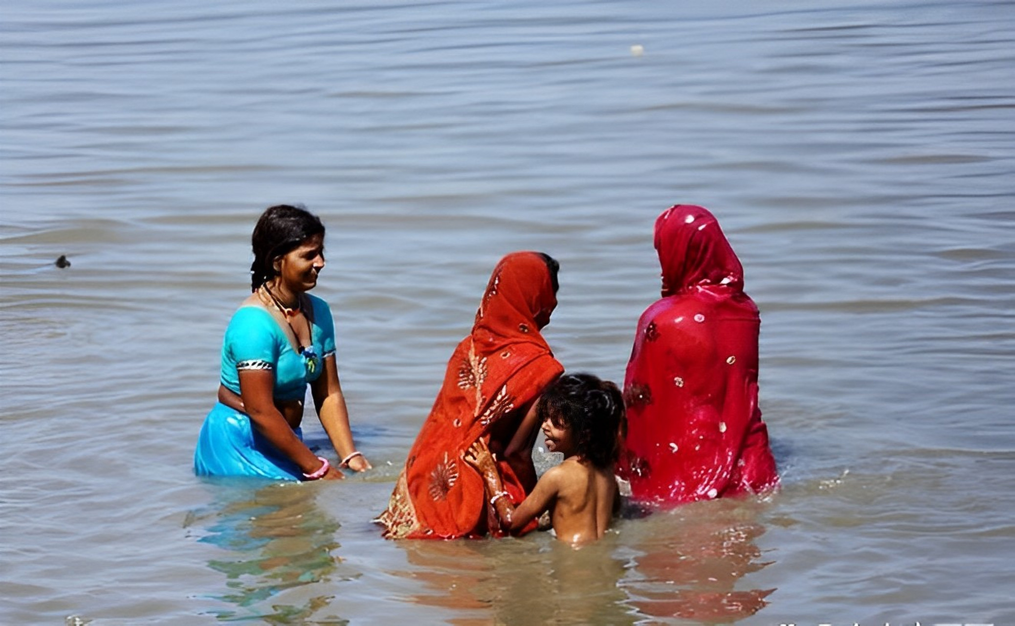这张照片拍摄于2002年,一位赤裸上身的性感印度美女,刚刚在恒河的水里