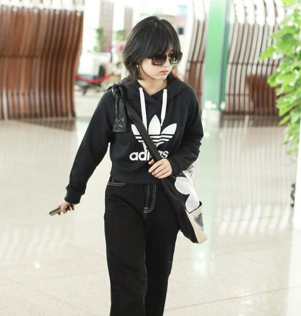 组图:张子枫穿运动装化身酷女孩 自推行李笑容灿烂元气十足[?