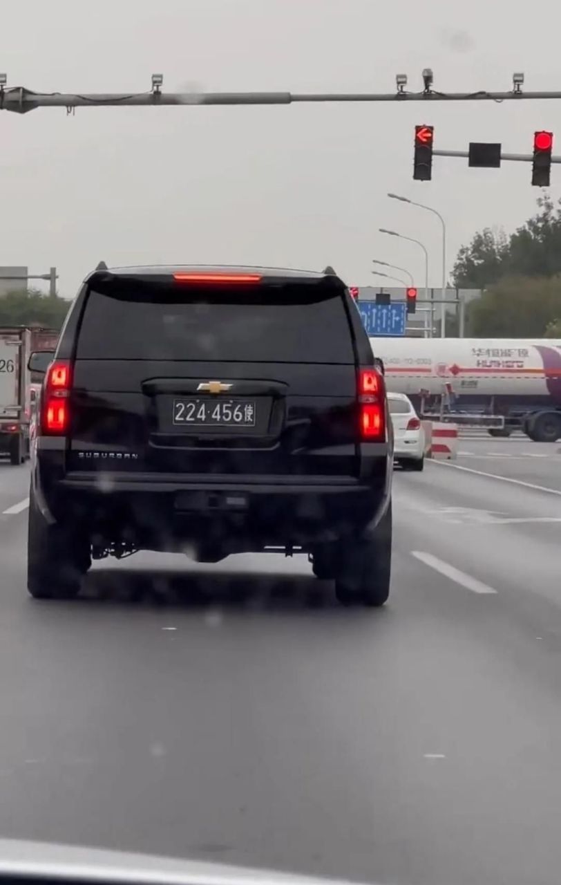 224美国大使馆代码的大使馆车牌号.一般前面的牌照是红色"使"结尾.