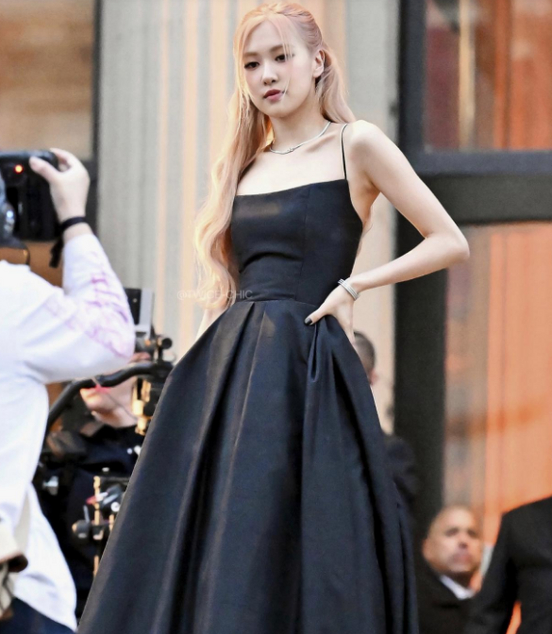 朴彩英今日纽约出席活动生图,黑色长裙的优雅系,颜值很扛打