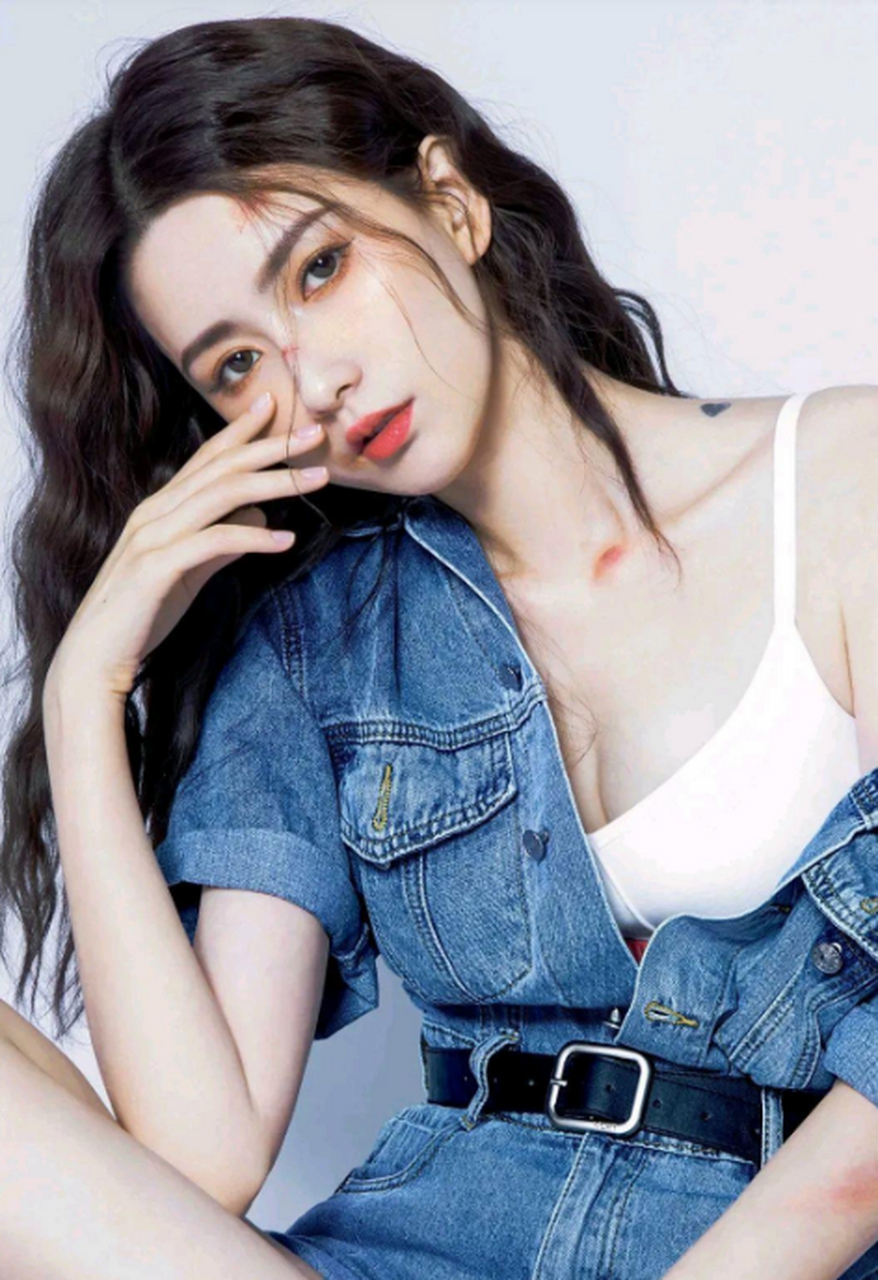 一身牛仔的王秋紫