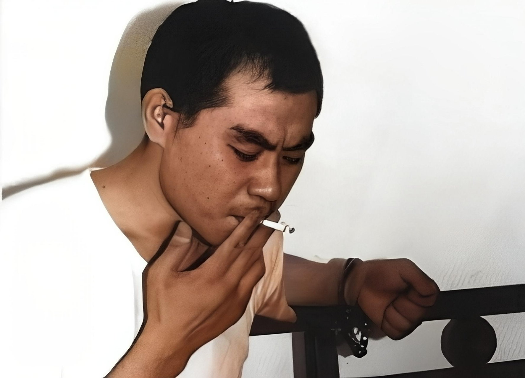 2001年,即将被处决的"强盗"雷国民看上去凶狠而强硬,他在重案的一系列