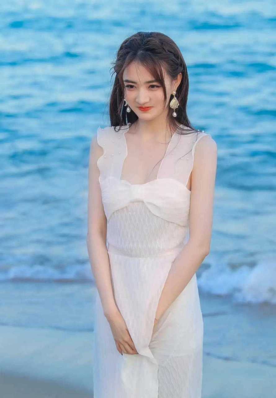 徐璐穿白色长裙好美,露出娇羞的笑容,让人想起初恋的样子.[晕]