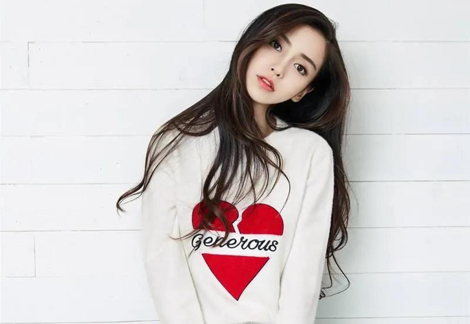 angelababy(杨颖)三亚旅游又被拍到抽烟了,这也不是她第一次因为这个