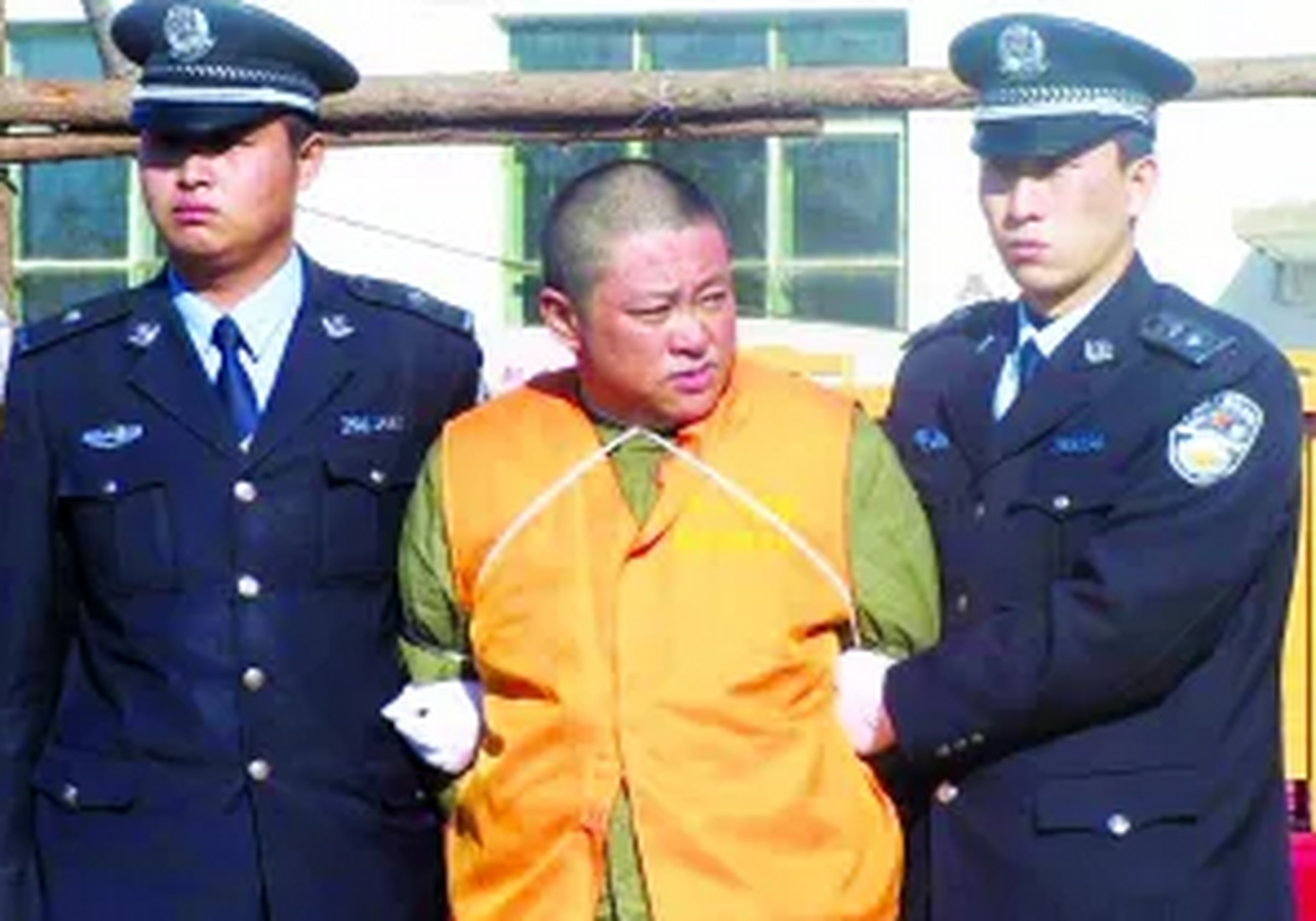 吉林李海峰,2003年7月5日傍晚,天色有点昏暗,永吉县的一处树林里,有一