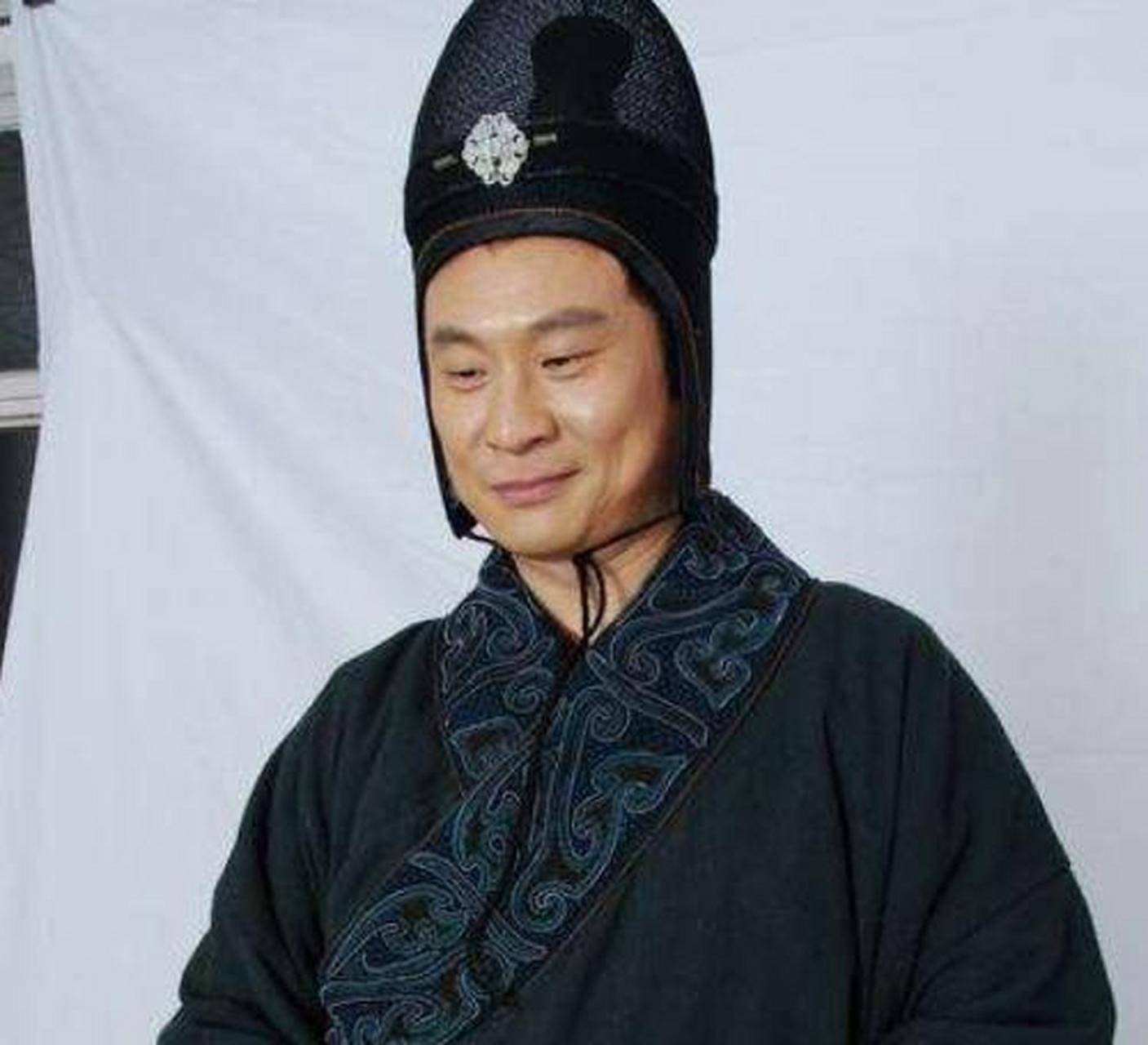 gif创作人# 一次采访中,主持人问张世:"你怎么看待有的孩子是孩子