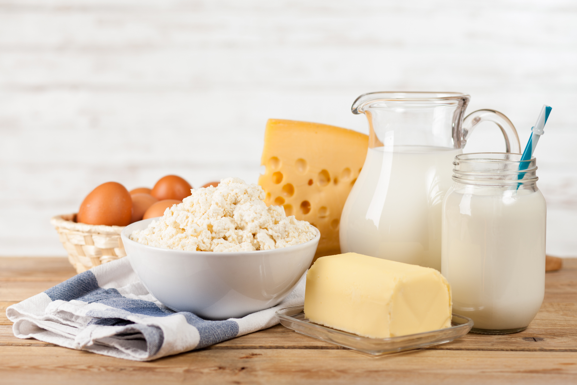 羊奶和牛奶相比,哪个更适合乳糖不耐受的人群呢?  乳糖不耐受是指人体