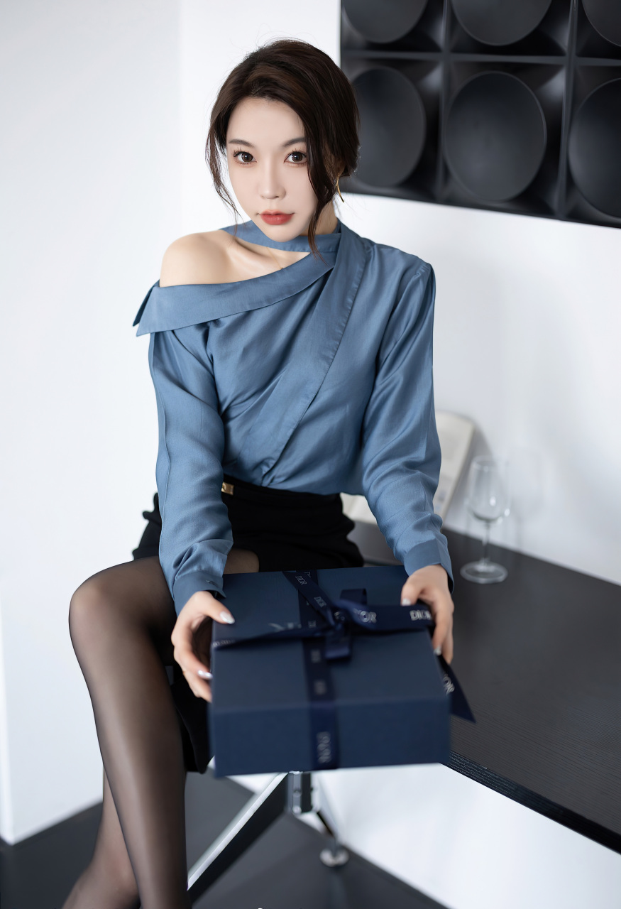 ol装扮,性感蓝色上衣搭配性感短裙,性感黑色蕾丝内衣搭配性感魅惑黑丝